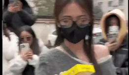 路人八卦爆料吃瓜,明星恋情疑云重重，真相即将揭晓！